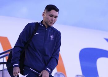 Кыргызстандын футбол боюнча курамасы Омандан кайтып келди (сүрөт)