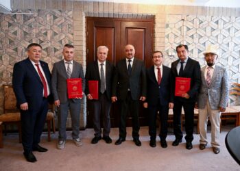 Боор алмаштыруу операциясына жардам берген түркиялык дарыгерлерге Жогорку Кеңештин Ардак грамоталары ыйгарылды