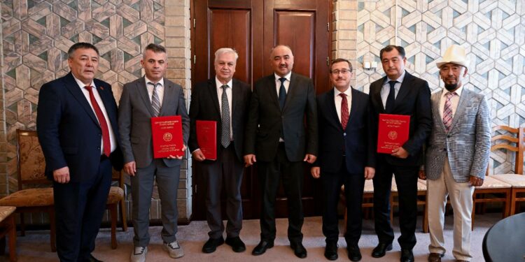 Боор алмаштыруу операциясына жардам берген түркиялык дарыгерлерге Жогорку Кеңештин Ардак грамоталары ыйгарылды