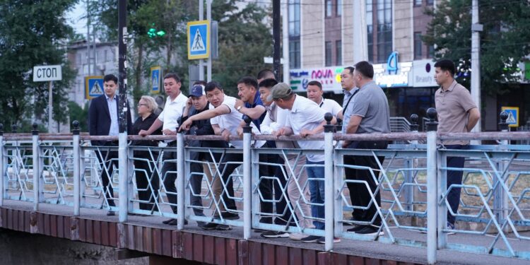 Бишкектин мэри бүгүн таң атпай шаарды кыдырды