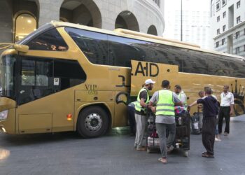 Кыргызстандык ажылардын алгачкы тобу Жиддадан Ошко учуп кетти