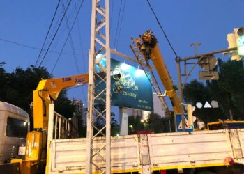 Бишкекте эски көрнөк-жарнактар алынып жатат