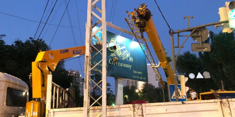 Бишкекте эски көрнөк-жарнактар алынып жатат