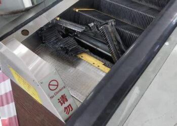 Бишкектеги соода борбордун эскалаторуна наристе кыпчылып калды