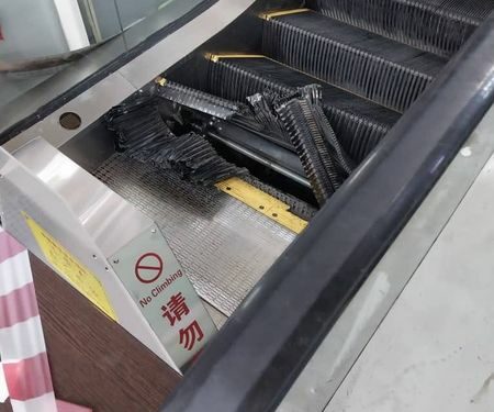 Бишкектеги соода борбордун эскалаторуна наристе кыпчылып калды