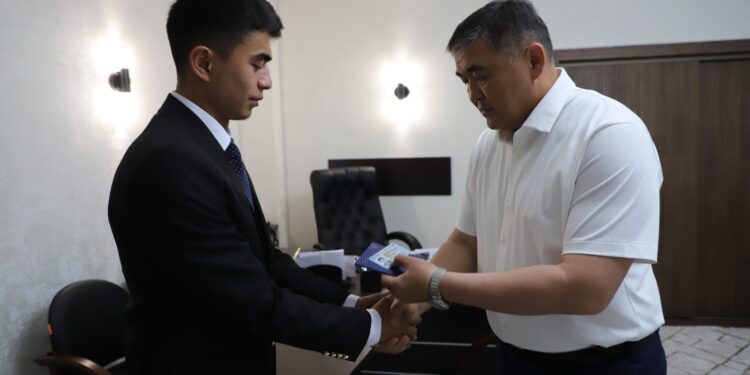 Ташиев жаш футболчуга жарандык документтерин тапшырды