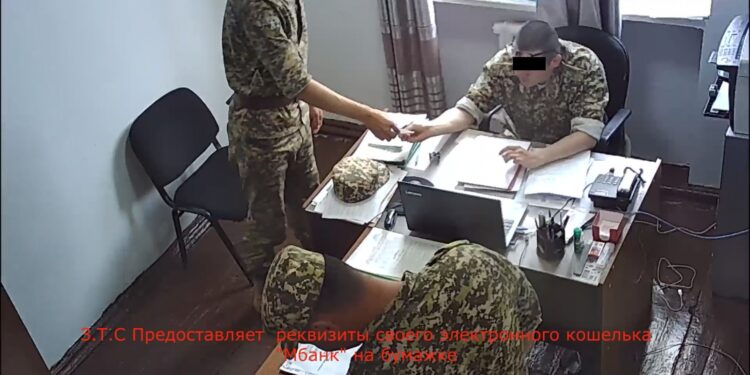 Ош гарнизонунун чек ара ведомствосунун офицери пара талап кылып жаткан жеринен кармалды