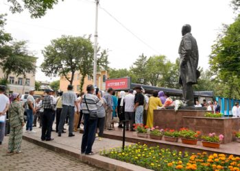 Кыргыз ССРинин эл сүрөтчүсү Сүймөнкул Чокморовдун эстелиги ачылды