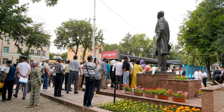Кыргыз ССРинин эл сүрөтчүсү Сүймөнкул Чокморовдун эстелиги ачылды
