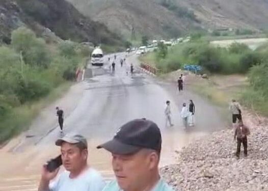 Таш-Көмүрдө сел жүрүп, Бишкек-Ош унаа жолунда каттам токтотулду