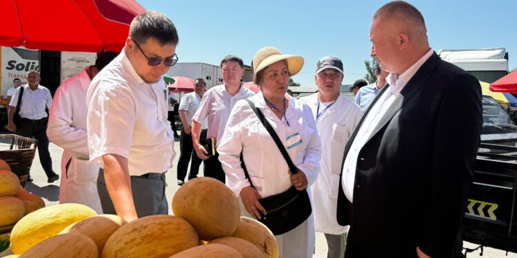 Ош гарнизонунун чек ара ведомствосунун офицери пара талап кылып жаткан жеринен кармалды