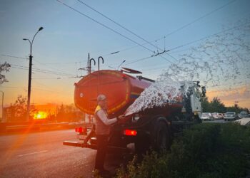 Бишкекте жашыл аянт күчөтүлгөн режимде сугарылып жатат