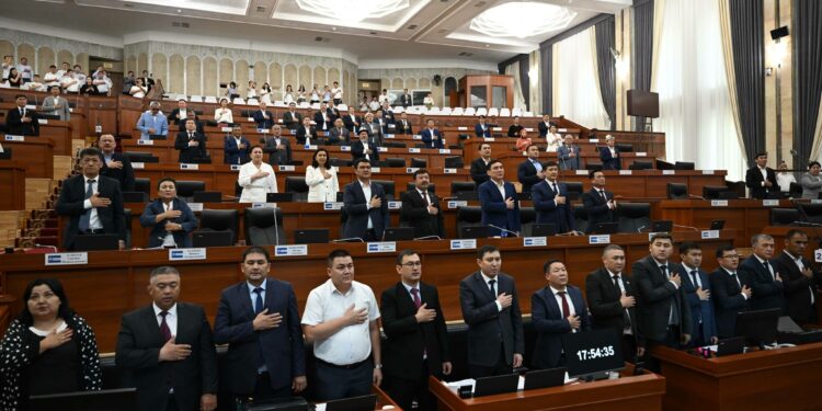 Депутаттар каникулга тарады