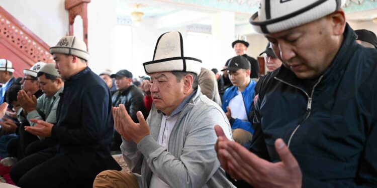 Акылбек Жапаров Кочкордо айт намазга катышты