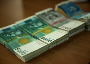 Банктан 8 миллион сомду чыгарып кетүүгө шектүүлөр кармалды