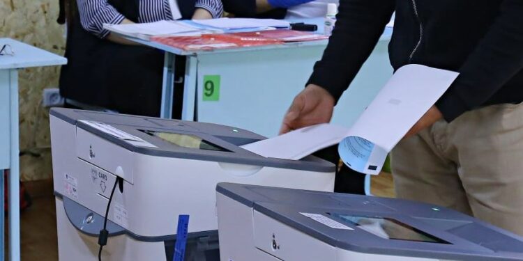 Үч округ боюнча депутаттыкка талапкерлерди каттоо аяктады