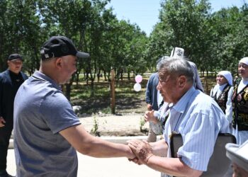 Шакиев Аксыда курулган жаңы спорттук жайдын ачылышына катышты