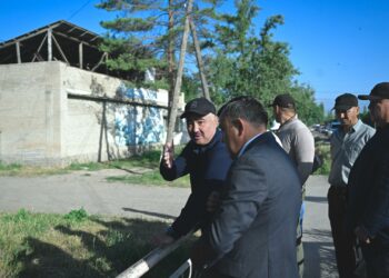 Шакиев Кербен шаарын жөө кыдырып, андагы инфраструктуралык абал менен жеринде таанышты