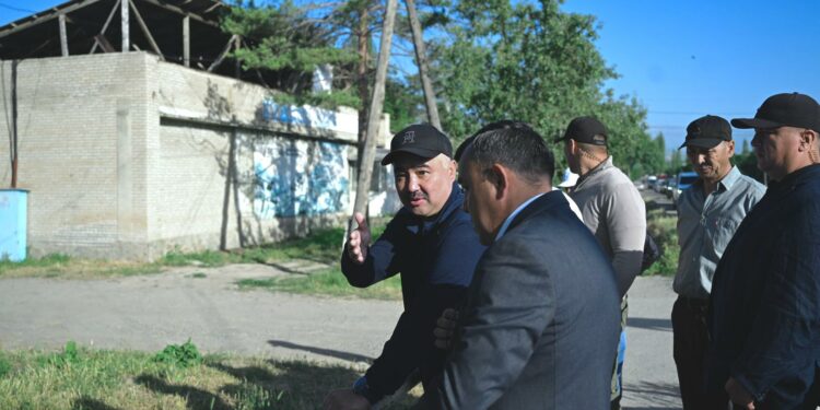 Шакиев Кербен шаарын жөө кыдырып, андагы инфраструктуралык абал менен жеринде таанышты