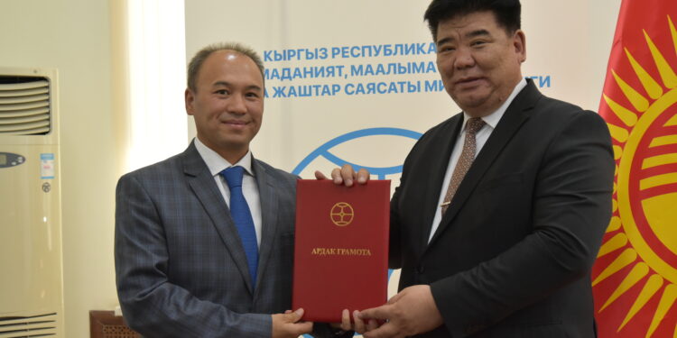 Министр Максутов «Сапат» эл аралык билим берүү мекемесине Ардак грамота тапшырды