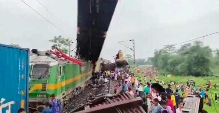 Көргөндүн жүрөгү түшөт! Индияда поезддер кагылышып, 15 киши көз жумду