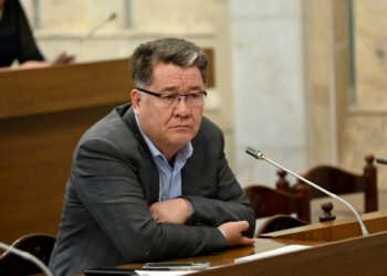 Депутат Таштанбеков: «Мектепте ячейканы орнотуу эмес, боор менен тряпка алуу көйгөй»