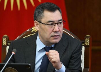 «Кууп чыккыла». Президент «жакыны болом, чечип берем» дегендердин үстүнөн иштеп жатканын айтты