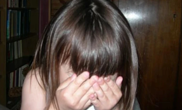 Баткенде 2 жашар кыз токмоктолуп ооруканага түштү. Өгөй ата кармалды