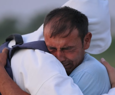 Беткапчан киши талаада иштеп, балдарын баккан жалгыз бой атага үй белек кылды (видео)