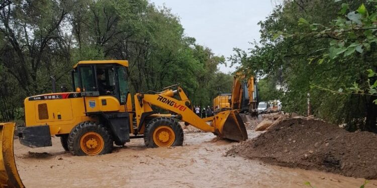 Ош-Раззаков жолунда сел жүрүп, жол жабылды