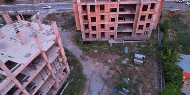 Үлүш ээлеринин алдындагы милдеттерди аткарбаган курулуш компаниянын жер тилкеси алынды