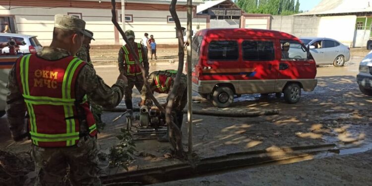 Баткенде селден 5 жаштагы бала каза болуп, миңден ашык адам коопсуз жайга көчүрүлдү