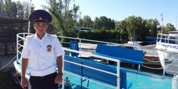 Ысык-Көлдө чөгүп жаткан 14 жаштагы өспүрүм куткарылды (видео)