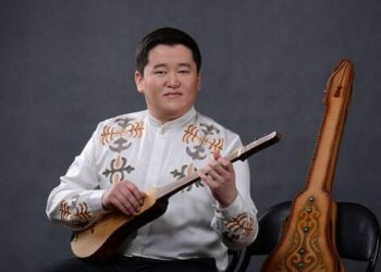 Аскат Мусабековдун «Сагынам» ырын созгонуна Садыр Жапаров менен Шавкат Мирзийоевдин реакциясы