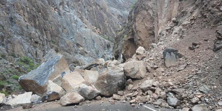 ӨКМ эскертет: Унаа жолдордо таш кулоо, сел жүрүү кооптуулугу күтүлүп жатат