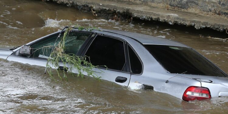 Алайда сууга унаа түшүп кеткен, бала изделип жатат