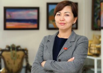 Экс-депутат, ишкер Махабат Мавлянова селден жапа чеккен Ноокатка 400 миң сом бөлдү