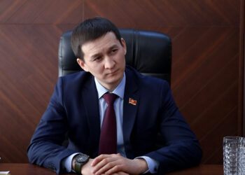 Депутат Ажибаев менен күзөтчүнүн чыры. Өзү эмне дейт?