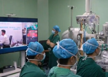 Кытайда аралыктан татаал операция жасалды (видео)