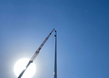 Бишкекке жаңы флагшток орнотуу үчүн башка өлкөдөн атайын техникалар алып келинген