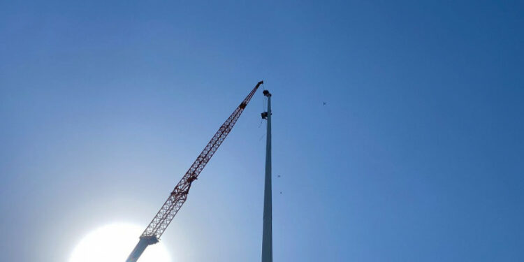 Бишкекке жаңы флагшток орнотуу үчүн башка өлкөдөн атайын техникалар алып келинген