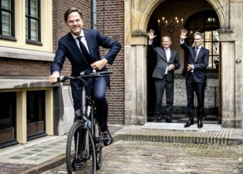 Отставкага велосипед менен… Жөнөкөйлүктү кызматын тапшырып берүүгө чейин карманган өкмөт башчы