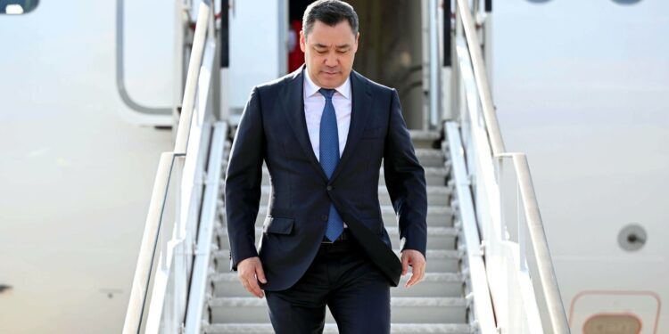 Садыр Жапаров иш сапар менен Казакстанга жөнөп кетти