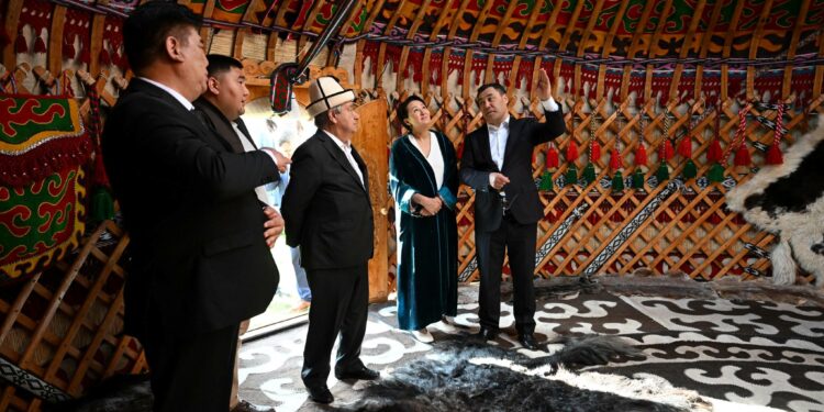 Садыр Жапаров жана Антониу Гутерриш бейформал жолугушуу өткөрүштү