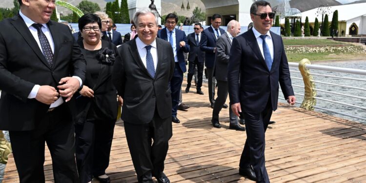 Садыр Жапаров Антониу Гутерришке комуз белек кылды