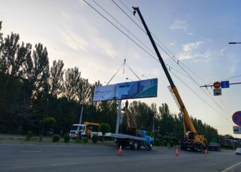 Бишкекте демонтаждоо иштери уланууда: 100 эски жарнама алынды