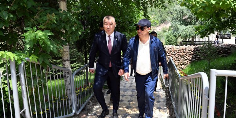 Садыр Жапаров капиталдык реконструкциядан кийинки «Теплые ключи» санаторийлик-курорттук комплексине барды