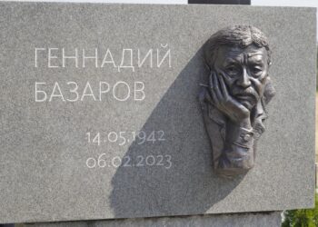 Кыргыз эл артисти Геннадий Базаровдун эстелиги ачылды