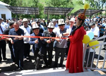 Алайдын Кара-Суу айылында спорт залдын ачылыш аземи өттү