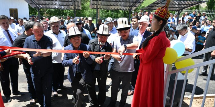 Алайдын Кара-Суу айылында спорт залдын ачылыш аземи өттү